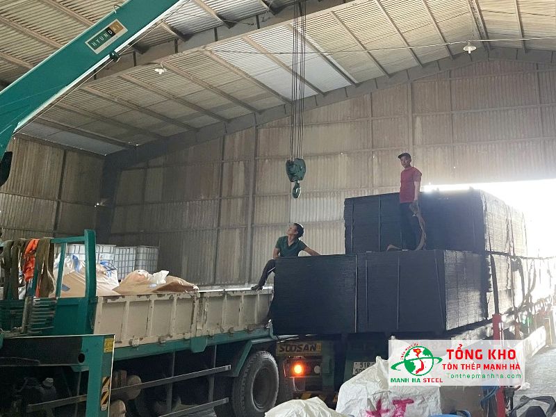 Giao 180 tấm ván phủ phim 18mm cho nhà xưởng khu Tân Thới Hiệp Quận 12