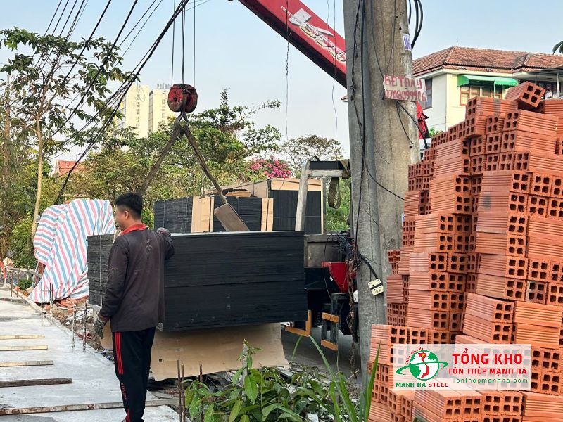 Giao 200 tấm ván phủ phim đen 15mm tại Quận 3 – sử dụng cho dự án cải tạo nhà hàng khu Võ Văn Tần