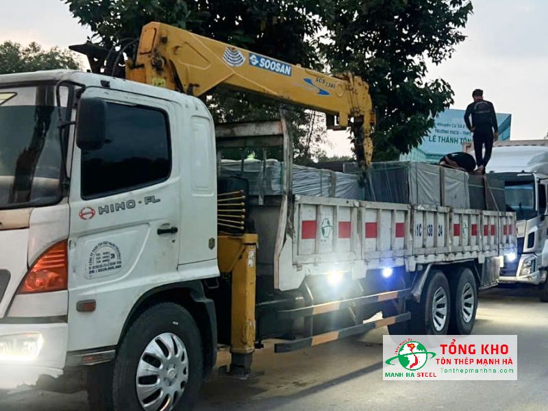 Giao 120 tấm ván phủ phim 18mm tại Quận 3 – công trình nhà phố đường Nguyễn Đình Chiểu