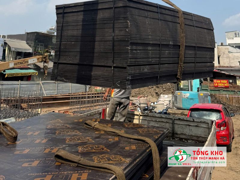 Giao 230 tấm ván phủ phim cho công trình xây dựng chung cư tại Quận 4