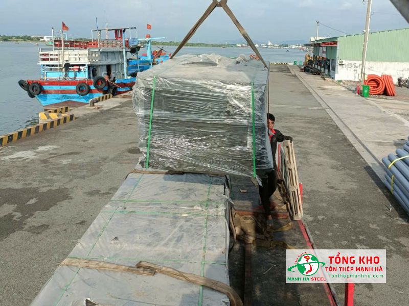 Giao 700 tấm ván phủ phim cho cảng Sài Gòn Quận 4