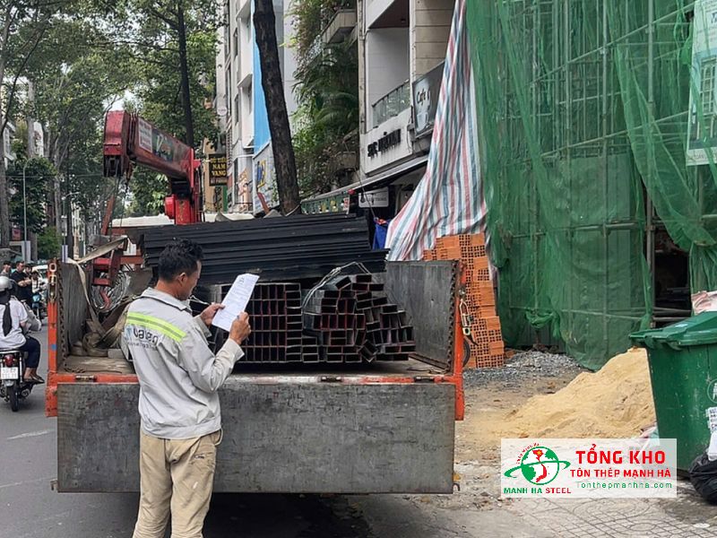 Bàn giao 20 tấm ván phủ phim quy cách 1220x2440x18mm và thép hộp cho Công ty Xây dựng Gia Phát – Quận 5