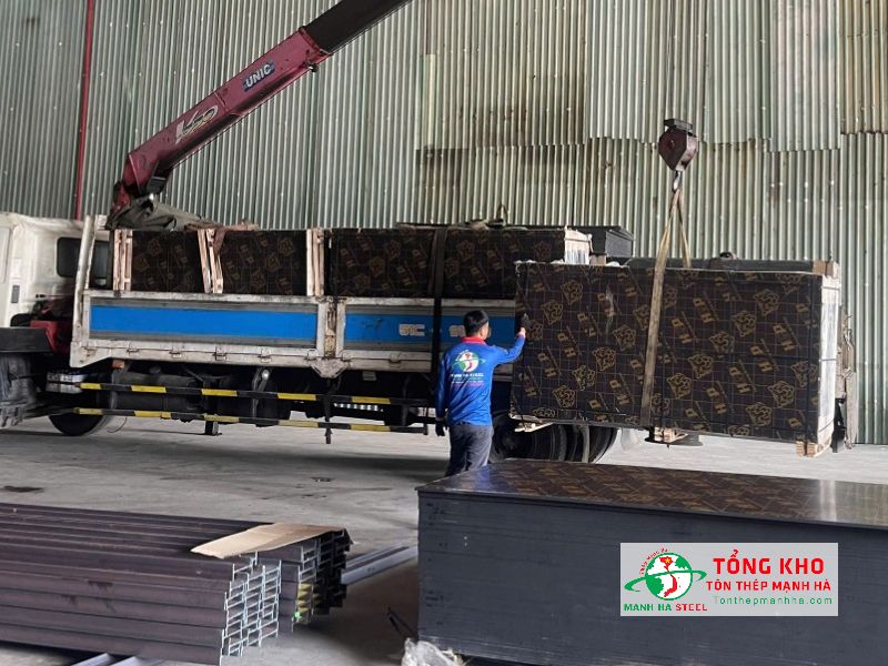 Giao 200 tấm ván phủ phim cho kho hàng xây dựng tại Quận 5