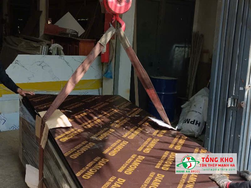 Giao 32 tấm ván ép phủ phim 12mm cho công trình sửa chữa nhà phố trên đường Châu Văn Liêm