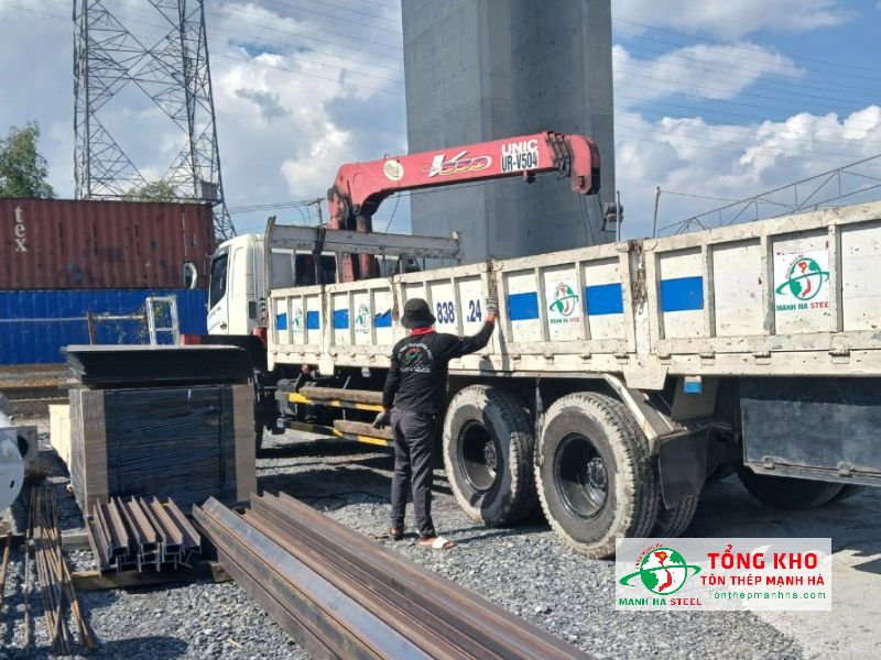 Xuống hàng 100 tấm ván coppha phủ phim 15mm cho công trình cầu vượt tại Quận 6