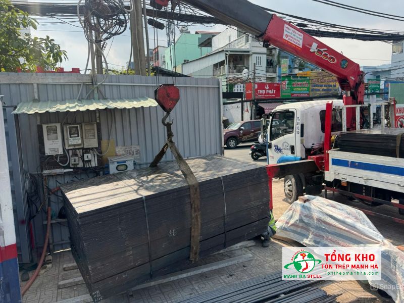 Cung cấp ván phủ phim quy cách 1220x2440x18mm cho công trình trường học trên đường Huỳnh Tấn Phát, Quận 7