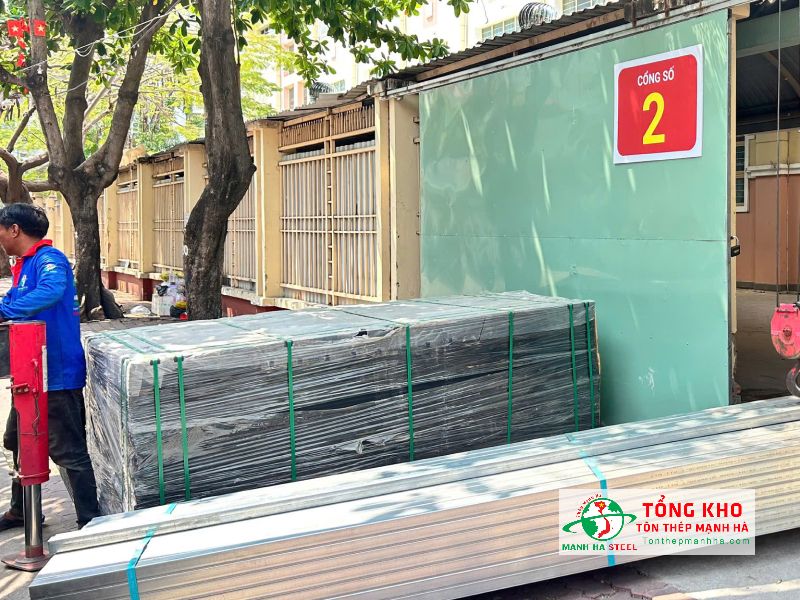 Bàn giao 100 tấm ván phủ phim 18mm kèm thép hộp cho Công ty Xây dựng Samcons – Quận 7, TP.HCM