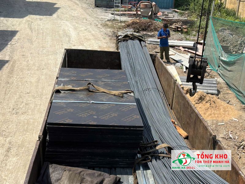 Cung cấp ván phủ phim 1220x2440x15mm (44 tấm) cùng sắt xây dựng cho công trình khu Bờ Kè, Quận 7, TP.HCM
