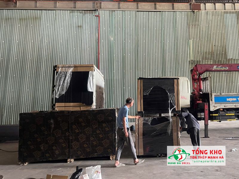 Giao 170 tấm ván phủ phim 15mm Prime Form cho kho vật tư tại đường Phạm Thế Hiển, Quận 8