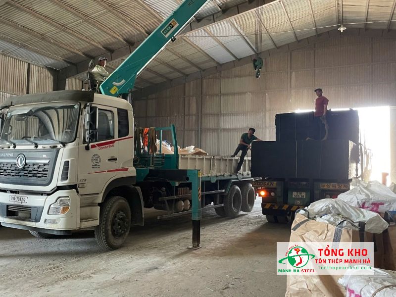 Cung cấp 200 tấm ván ép phủ phim 18mm Premium Form cho nhà xưởng tại khu vực cầu Chà Và, Quận 8
