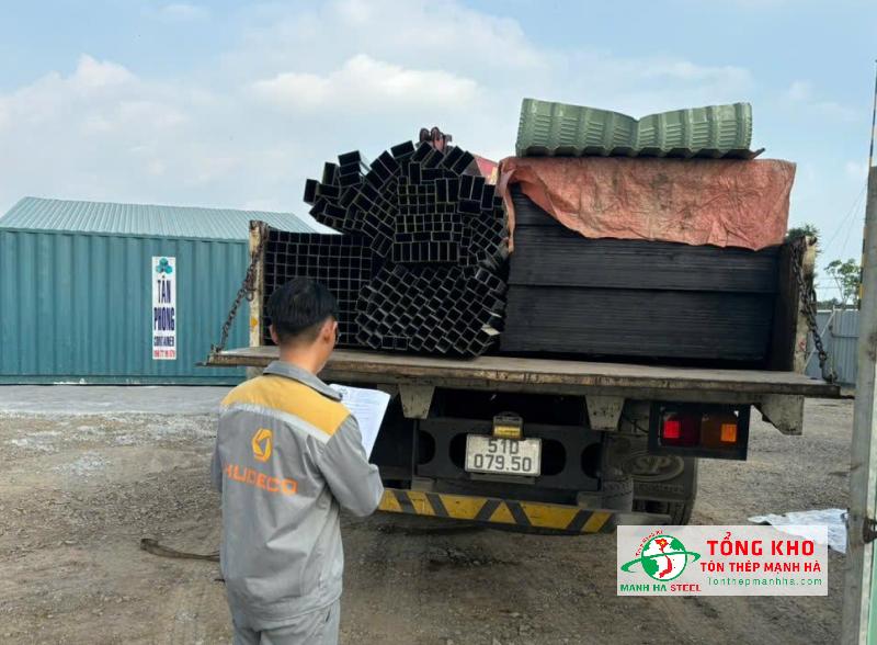 Xe nâng xuống hàng 150 tấm ván phủ phim 18mm Prime Form tại công trình building văn phòng gần sân bay Tân Sơn Nhất