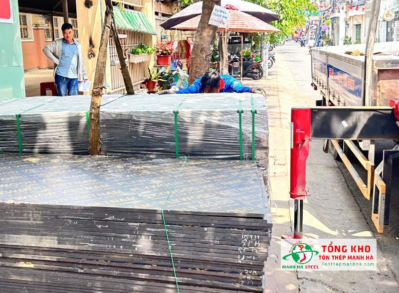 Giao 85 tấm ván phủ phim 15mm Prime Form cho công trình nhà phố 4 tầng trong hẻm đường Phạm Văn Hai, Quận Tân Bình