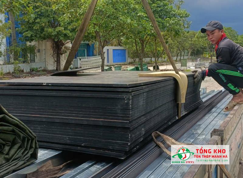 Vận chuyển 80 tấm ván phủ phim loại A đến công trình showroom tại đường Tân Sơn Nhì, Quận Tân Phú