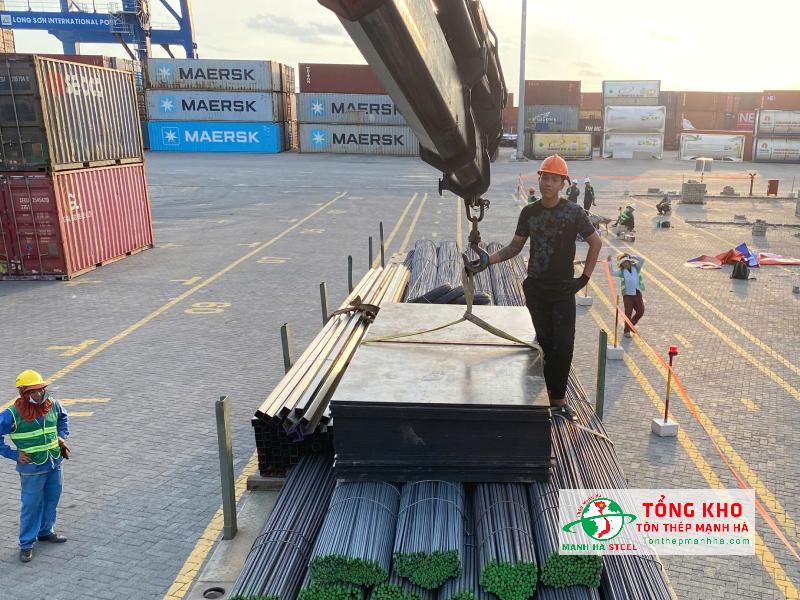 Giao 30 tấn thép và ván phủ phim đến Cảng Quốc Tế Long Sơn – Bà Rịa Vũng Tàu