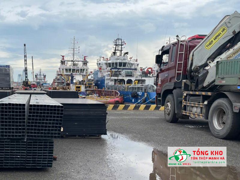 Xe phải vận chuyển ván ép phủ phim qua phà để giảm kẹt xe tại Cần Giờ, đảm bảo tiến độ thi công