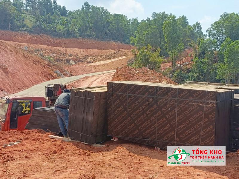 Nhiều tuyến đường đất nằm sâu tại Củ Chi khiến việc giao ván phủ phim đến công trình khó khăn hơn