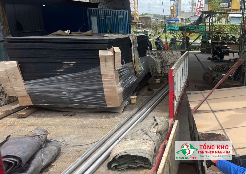 Mặt bằng nhỏ, không có vị trí tập kết ván phủ phim số lượng lớn tại Gò Vấp nên cần chia nhỏ đơn hàng và giao theo tiến độ