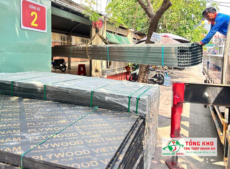 Giao ván phủ phim tại Quận Tân Phú khó khăn vào thời gian cao điểm đông xe, đường nhỏ, xe khó vào