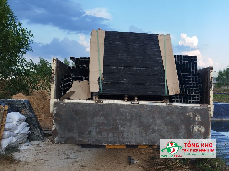 Cần phải giao ván phủ phim đến công trình tại Quận 7 đúng tiến độ trong điều kiện đường hẹp, hẻm nhỏ