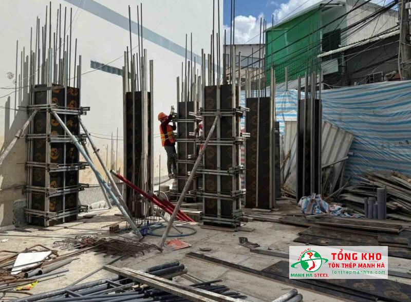 Công trình nhà phố tại Tân Bình cần giao ván đúng hẹn để kịp tiến độ, rút ngắn thời gian thi công