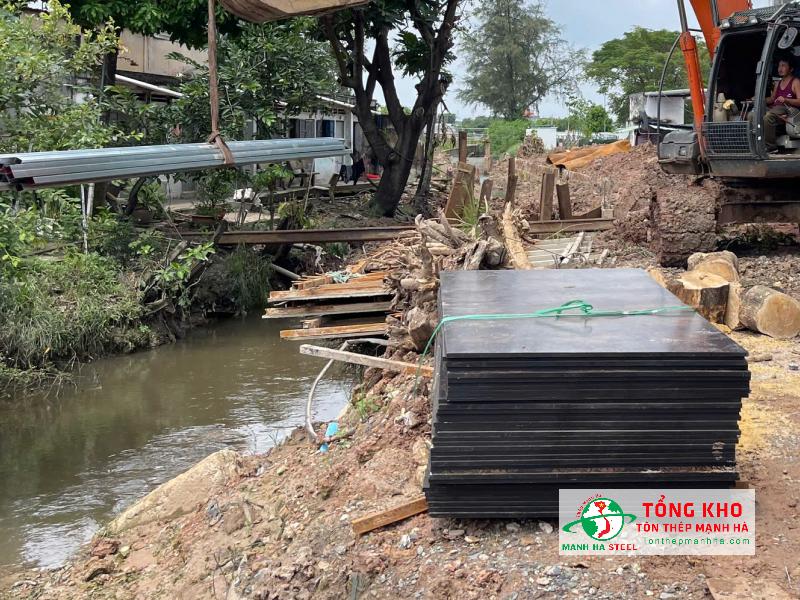 Công trình nhà phố, hẻm nhỏ tại Hóc Môn cần giao ván phủ phim linh hoạt, đúng giờ và phù hợp tiến độ thi công thực tế
