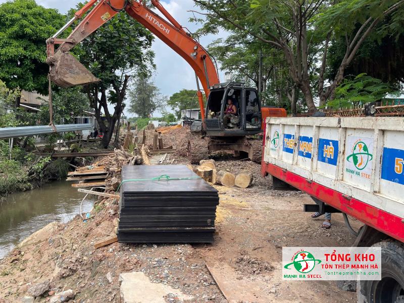 Nhà Bè khá xa trung tâm, đường hẻm xe tải khó đi, công trình ven sông đất yếu sẽ ảnh hưởng đến tiến độ giao ván phủ phim cho công trình