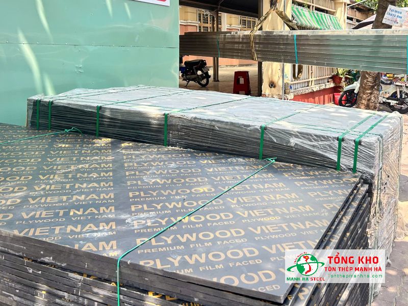 Đặc thù thi công tại Quận 5 khiến chi phí vận chuyển tăng từ đó làm giá tổng đơn hàng ván phủ phim tăng theo