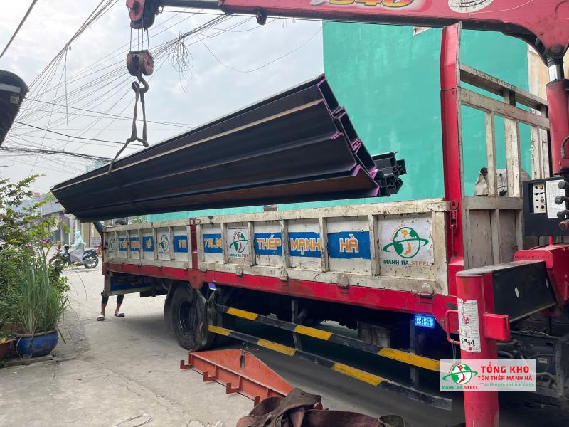 Tôn Thép Mạnh Hà có sẵn thép Posco tại kho, cung ứng nhanh, hỗ trợ kiểm tra hàng đúng quy cách, số lượng cho công trình tại Bình Chánh