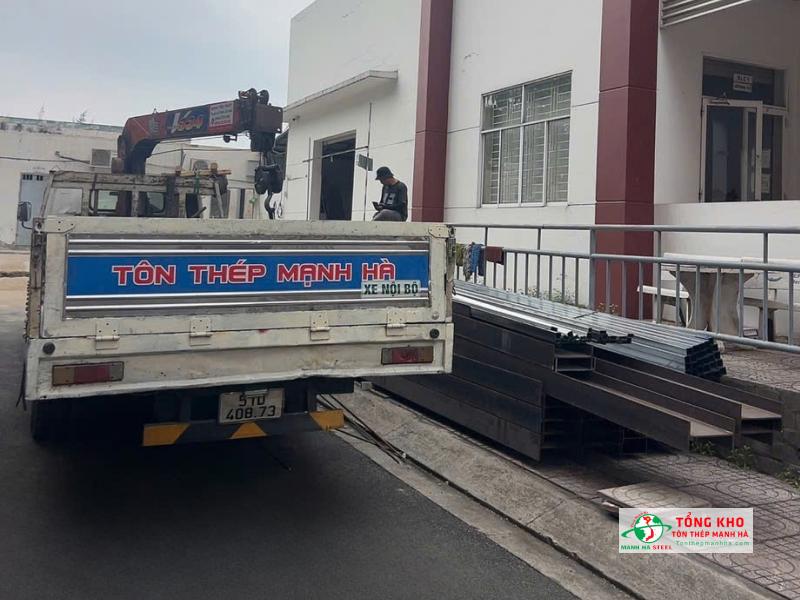 Tôn Thép Mạnh Hà luôn có sẵn thép Posco đa dạng quy cách tại kho, giao nhanh trong ngày cho nhà thầu và chủ đầu tư tại Quận Phú Nhuận