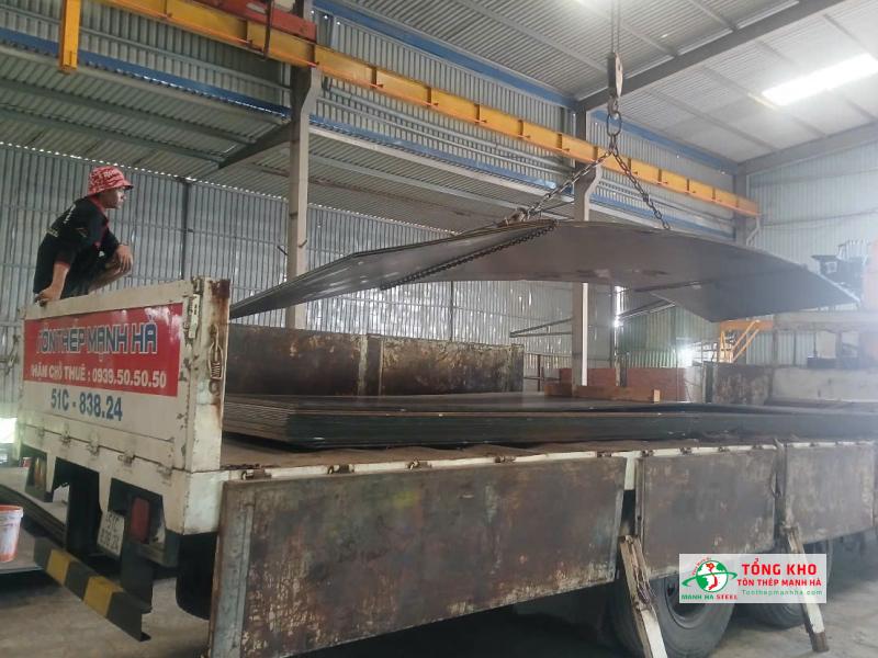 Giao 25 tấn thép tấm Posco cho xưởng cơ khí tại KCN Đất Đỏ, Bà Rịa - Vũng Tàu