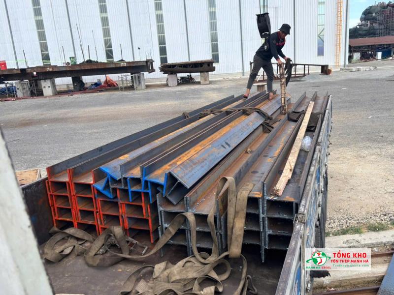 Giao 40 cây thép hình H200 Posco cho công ty cơ khí tại Phú Mỹ, Bà Rịa - Vũng Tàu
