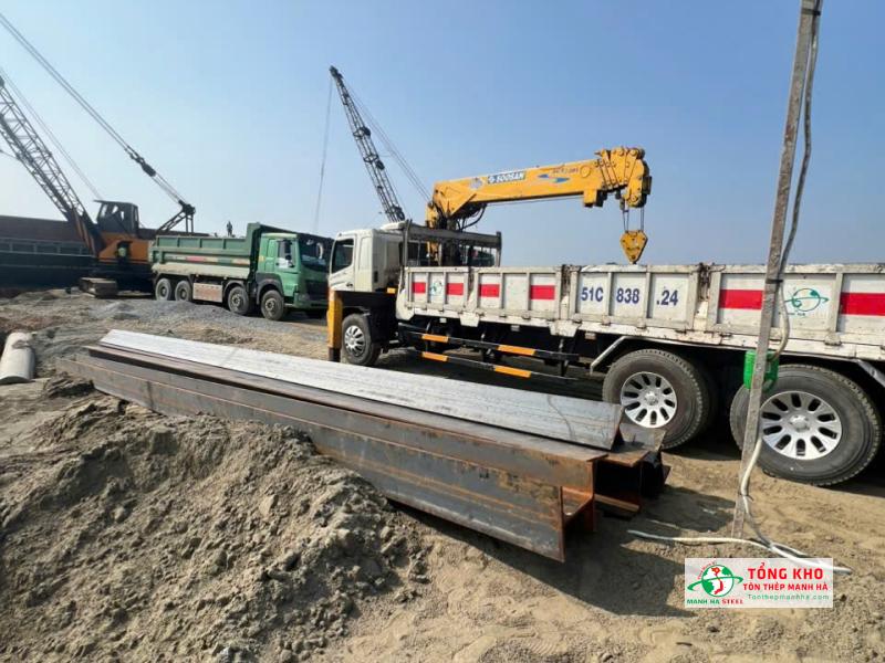 Giao 5 cây thép hình H400x400x13x21 dài 12m cho Công ty Hùng Mạnh Phát tại khu lấn biển Cần Giờ