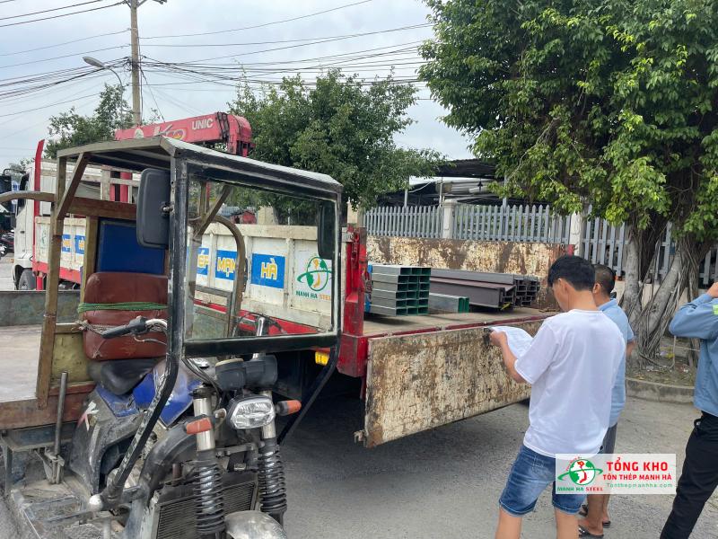 Giao 15 cây thép hình I100 Posco và thép hộp mạ kẽm cho công trình nhà dân tại Củ Chi