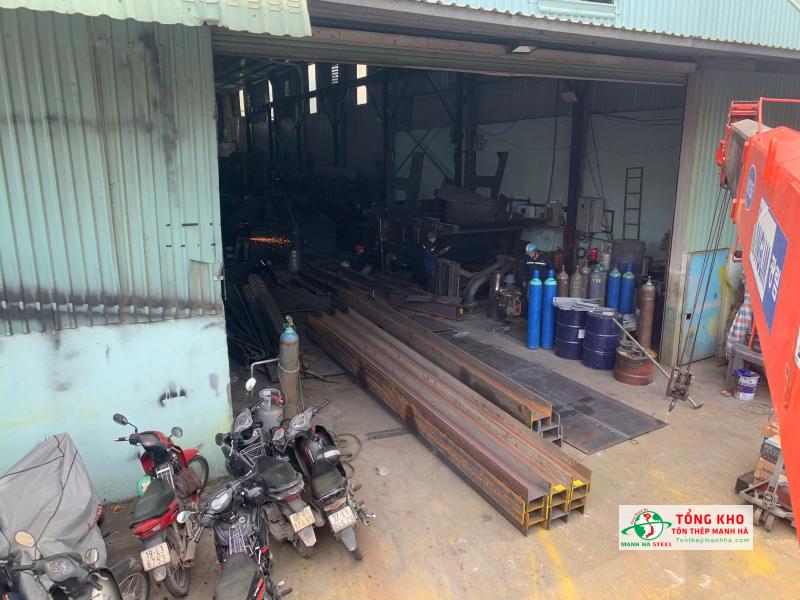 Giao 18 cây thép hình H250x250x9x14x6m và 9 cây thép hình H300x300x10x15x6m Posco đen cho Xưởng Cơ Khí Bảo Nam Phát trên QL51, Long Hưng, Đồng Nai