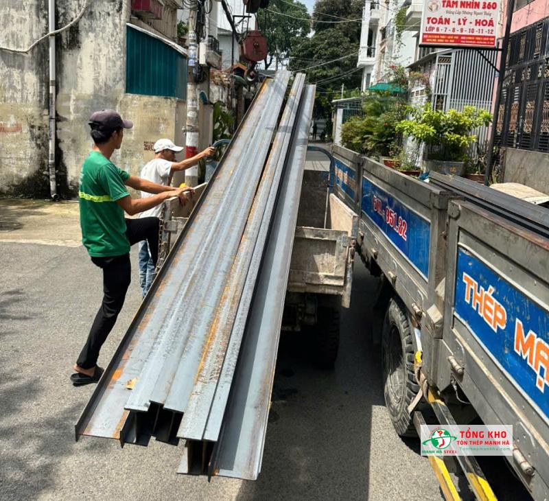 Giao 10 cây thép hình I150 cho công trình nhà dân trên đường Lê Văn Thọ, Gò Vấp