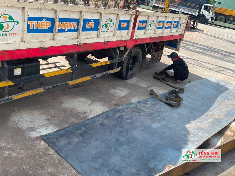 Giao 12 tấm thép tấm Posco khổ 1.220x2.440x6ly cho xưởng cơ khí trên đường Nguyễn Oanh