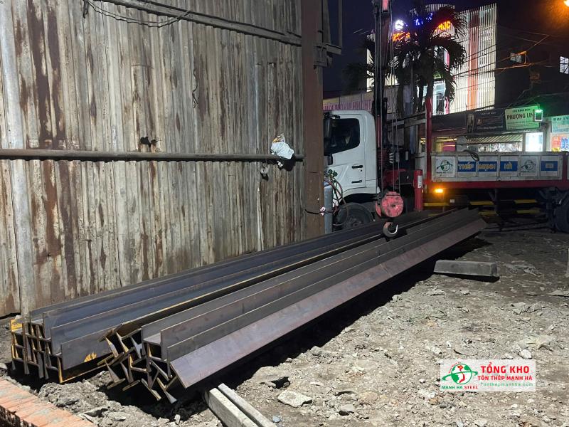 Giao 45 cây thép hình H125 Posco cho xưởng cơ khí trên đường Phạm Văn Sáng, Hóc Môn