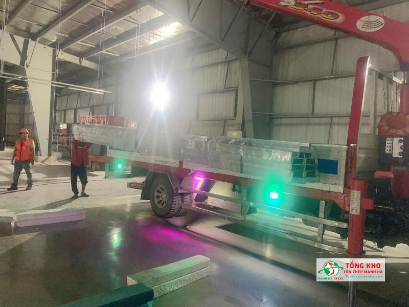 Giao thép hình I Posco gia công mạ kẽm cho Công ty Kỹ Thuật Intech Sài Gòn tại KCN Tân Kim, Cần Giuộc, Long An