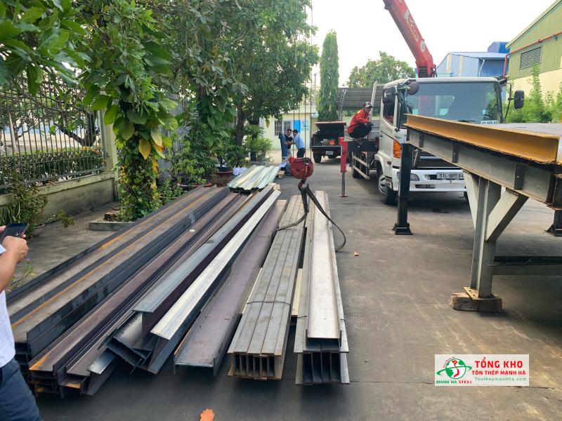Giao thép hình I150, I200 và I250 Posco cho Nhà máy Xuất nhập khẩu Thái Châu tại KCN Hải Sơn, Đức Hòa, Long An