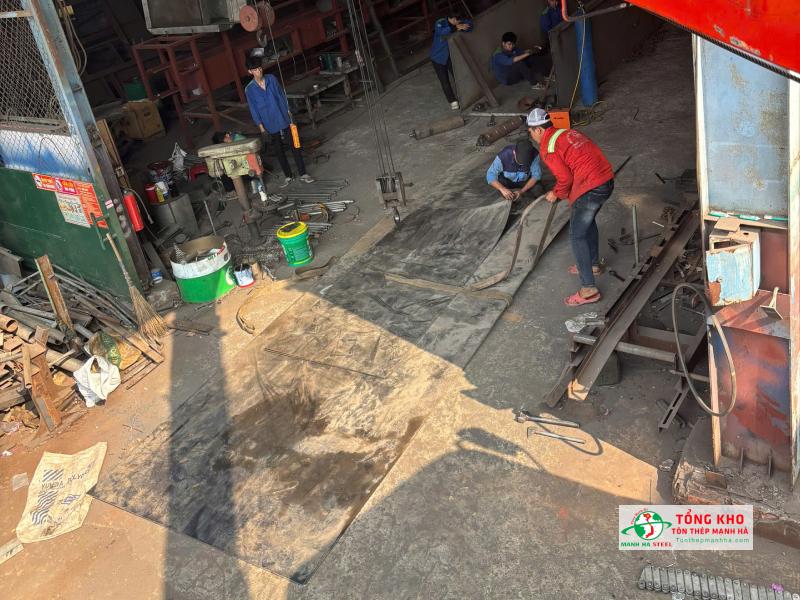 Giao 12 tấm thép tấm trơn đen Posco quy cách 1.250x2.500x5ly cho xưởng cơ khí tại Đức Hòa, Long An