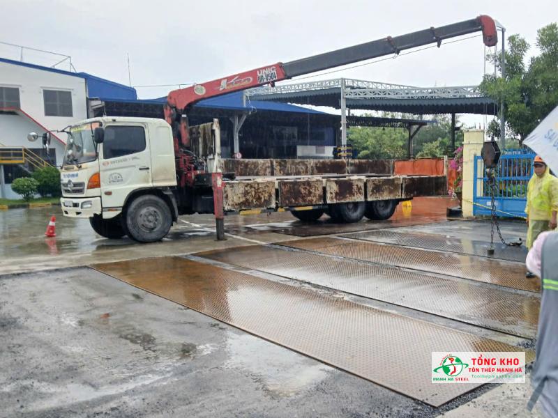 Giao thép tấm Posco cán gân cho Nhà máy Dầu nhớt VILUBE tại KCN Hiệp Phước, Nhà Bè