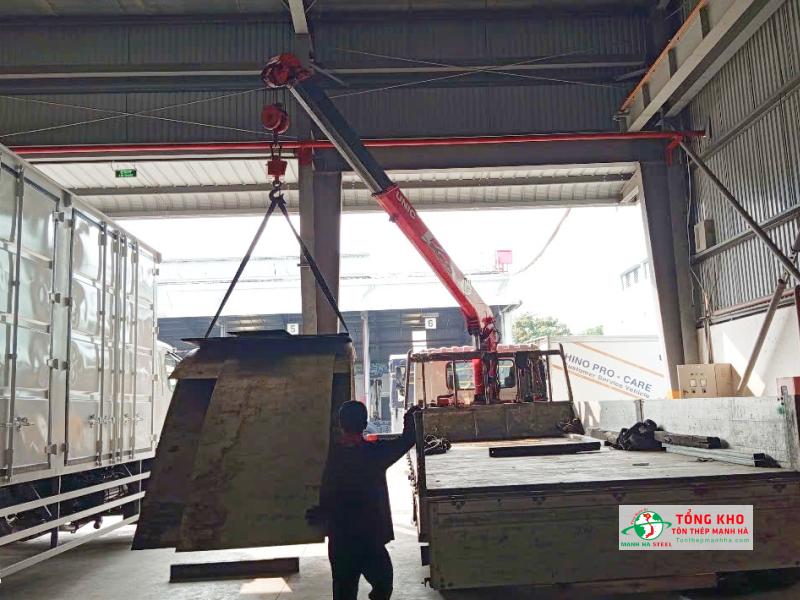 Giao thép tấm Posco cho xưởng sản xuất ô tô Hino tại Phước Kiển, Nhà Bè
