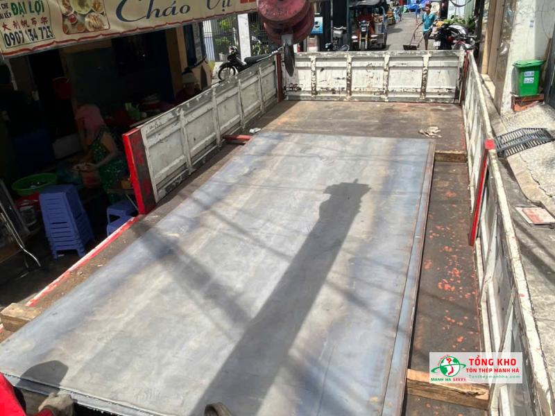Giao 4 tấm thép tấm Posco khổ 1.500x3.000x8ly cho công trình nhà ở tại Phú Nhuận