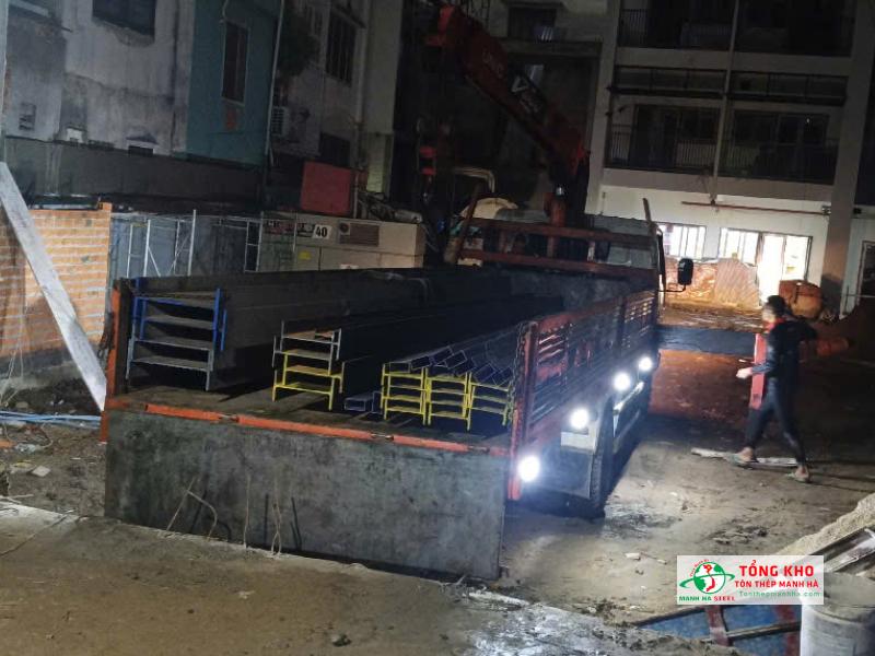 Giao thép hình I700, I400, I150 Posco cùng thép hộp cho Công ty Thiên Việt tại Phú Nhuận