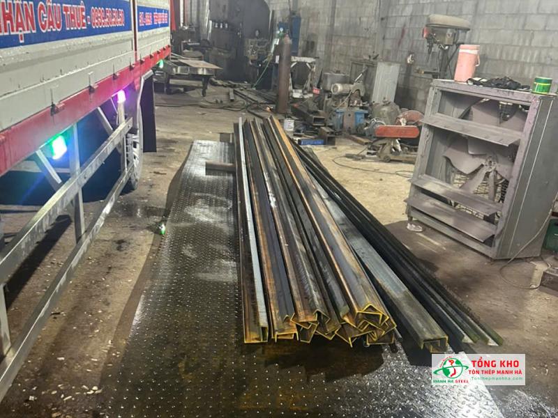 Giao 10 cây thép U100 và 3 tấm Posco 12mm cán gân cho xưởng cơ khí đường Huỳnh Văn Bánh