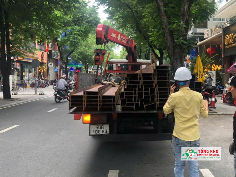 Giao 4 tấn thép I300, I200 Posco cho công trình showroom thương mại tại Đa Kao, Quận 1