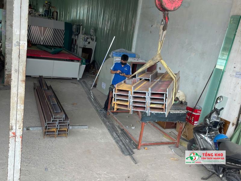 Giao 22 cây thép I200 Posco cắt theo yêu cầu cho xưởng sản xuất máy cơ khí tại đường Thành Thái, Quận 10