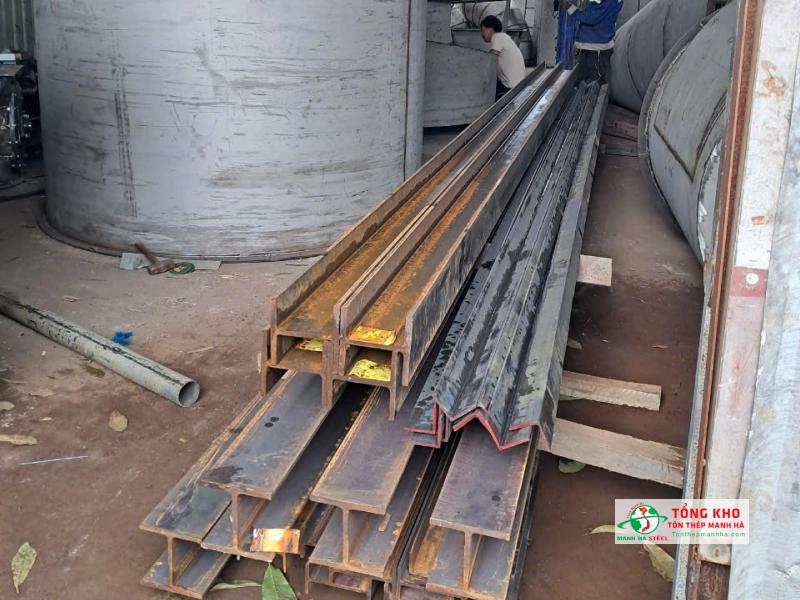 Giao thép H200, H100 Posco và thép V thi công khung mái che cho xưởng cơ khí Quận 10