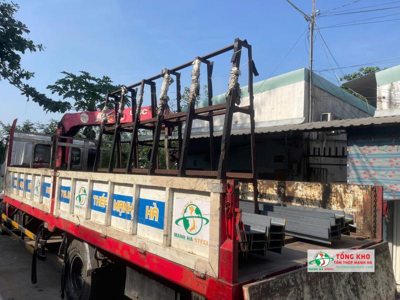 Bàn giao 25 cây thép H150 Posco cho công trình nhà kho gần đường Minh Phụng, Quận 1