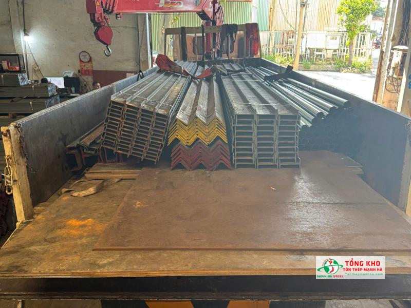 Giao lô thép I120, I150 Posco và thép V cho đơn vị cơ khí gia công kết cấu thép tại phường Hiệp Thành, Quận 12
